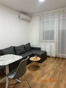 PRELEPA NOVA GARSONJERA + PARKING MESTO U DVORIŠTU ZGRADE