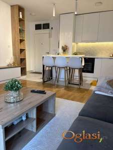  PRELEP JEDNOIPOSOBAN STAN SA GARAŽNIM MESTOM - TELEP, NADOMAK LIMANA