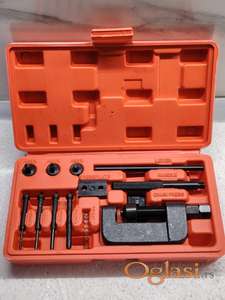 Set za montažu i demontažu lanaca   Alat za skidanje lanca Pogodno za zaključavanje šupljih zakovanih lanaca Brzo i lako prekida i spaja većinu tipova lanaca Pogodno za većinu veličina pogona ili bregastog lanca od 35 do 630. Isporučuje se sa nizom iglica, matrica Univerzalna primena za upotrebu na pogonskim lancima motocikala Uključuje sve alate potrebne za sečenje i demontažu presovanih spojnih karika Takođe za zakivanje spojne ploče Uključene su 4 igle u rasponu od 2,2 mm do 3,8 mm, ploče za presovanje, nakovnji i lančana presa finog kvaliteta Igle: 2,2 mm, 2,9 mm, 3,8 mm Vodič za iglice: 2,2 gornja/2,2 mm donja igla za zakivanje  Ukoliko zelite da porucite Posaljite poruku  1 Ime i prezime 2 Ulica i broj 3 Mesto i postanski broj 4 Broj telefona za kontakt