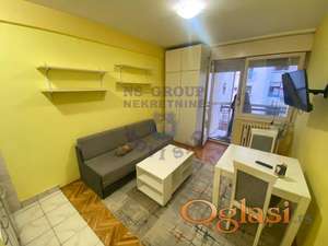 Odlična garsonjera na Bulevaru! Nalazi se na drugom spratu, 24m2