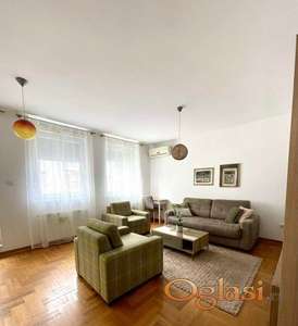 Lep stan sa garažnim mestom, 5 minuta od centra i pešačke zone