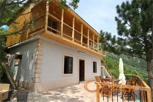 Prodaje se kuća sa dva sprata na prvoj liniji od mora u Boka Kotorskoj, Strp