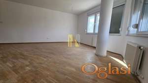 Prazan, četvorosoban stan u Square gardenu