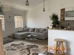 Svetao i funkcionalan trosoban stan sa parking mestom