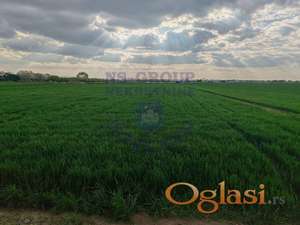 Plac na izlazu iz Kaća prema Budisavi!