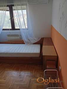 Izdajem nameštenu garsonjeru