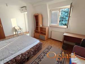 Izdajem dvokrevetnu sobu od 20m2 sa balkonom..  Cena 120 eur po osobi sa svim troškovima. Poseban ulaz. Plaćanje na dan useljenja za naredni mesec,  bez depozita.