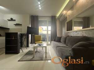 ---Kompletno namešten garsonjera sa parking mestom i gratis terasom - 6m2---