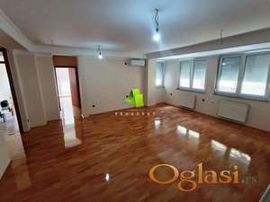 Lep, komforan trosoban stan na samo par minuta od pešačke zone, Palilula ID#8106