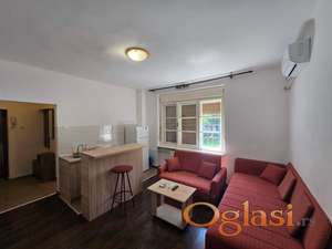 NOVI SAD, SPENS, NAMESTENA GARSONJERA, ODMAH USELJIVA - 240 E