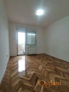 Polunamešten dvosoban stan 42m2, terasa, lift - Detelinara