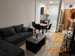 AVIJACIJA IZDAJE SE JEDNOIPOSOBAN NAMEŠTEN STAN U KOMPLEKSU NS SKVER  SA PARKING MESTOM