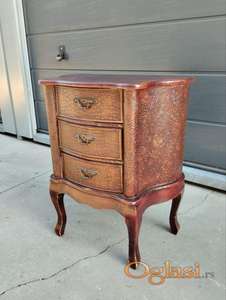 Manja stilska komoda sa neobičnim reljefnim cvetnim uzorkom