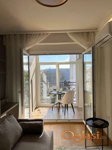 Luksuzan moderan stan u Centru ! Sa garažnim mestom !