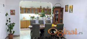 VETERNIK IZDAJE SE DVOIPOSOBAN POLUNAMEŠTEN STAN U PRIZEMLJU KUĆE