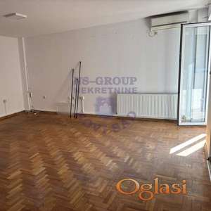 Izdaje se prostran stan površine 88m² na prvom spratu.