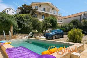 Prodaje se stan u Đenovićima – 68 m², 2 spavaće sobe, bazen, parking, 300 m od mora