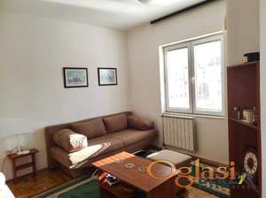 LEPA GARSONJERA NA BULEVARU EVROPE 