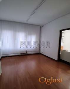 Izdaje se odličan poslovni prostor u centru Niša, kod Pravnog fakulteta, 94m2