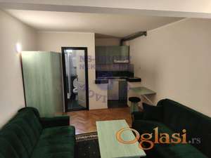 Komplet nameštena garsonjera.