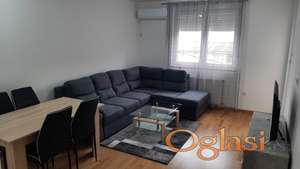 Dvosoban namešten stan sa garažnim mestom blizu Centra