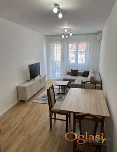  NOV, NEUSELJAVAN JEDNOIPOSOBAN STAN SA PARKING MESTOM - PODBARA