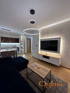 Moderan trosoban stan u CENTRU (sa garažnim mestom)