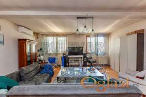 Izdaje se namešten dvoiposoban stan u kući preko puta Grčke ambasade, 120m2