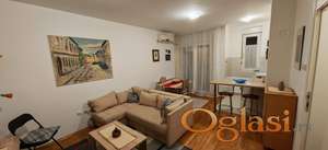 Jednoiposoban namešten stan u centru grada