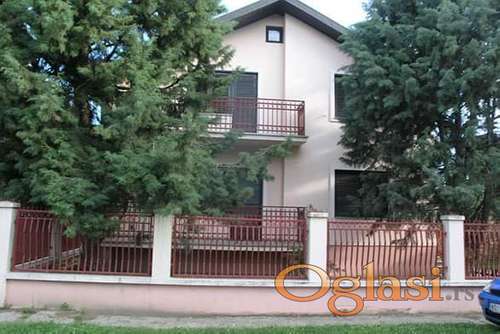 Kuca 300m2 u mirnom kraju, Novo Naselje