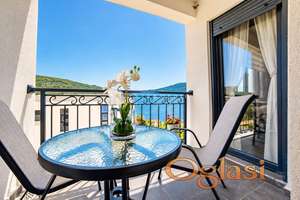 Stan na prodaju sa pogledom na more i bazenom – Kumbor, Herceg Novi, 39 m²