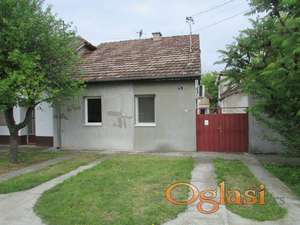 Trosobna kuća sa dvorišnim pomoćnim objektom pogodnim za stanovanje u Bečeju (Novo Selo)