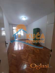 Izdaje se nenamešten stan u centru,66m2