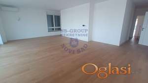 Odličan petosoban stan u Novom Sadu