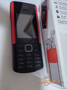Moderna Nokia sa dve kartice i slusalicama
