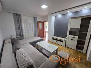 NOVI SAD, PETROVARADIN, DVOSOBAN STAN U KUCI - 400 E