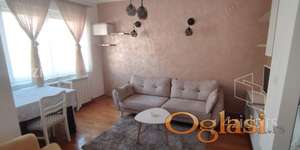 NAMESTENA GARSONJERA NA NOVOJ DETELINARI SA PARKINGOM