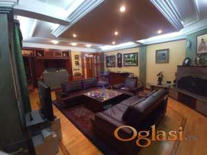 Lux stan u dva nivoa, u ceni dve garaže i 3 parking mesta!