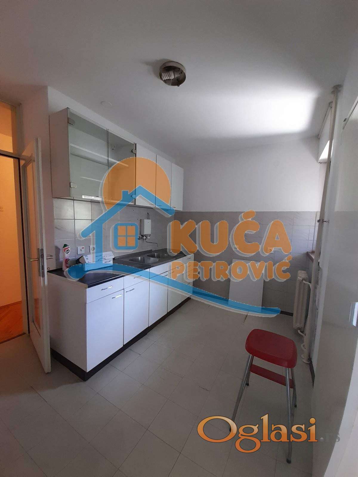 Izdaje se polunamešten, dvosoban stan kod Pravnog fakulteta, 72m2 — fotografija
