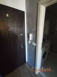 Jednosoban 29m2, sa terasom i parking mestom, namešten