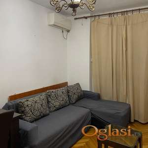 Izdaje se kompletno nameštena garsonjera od 25 m² na Novoj Detelinari.