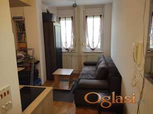 Izdajem nameštenu garsonjeru na Novoj Detelinari