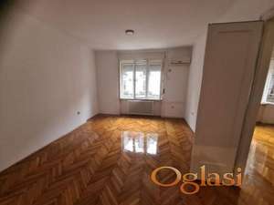 Izdajem salonski stan za kancelarije u Železničkoj 40