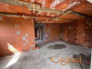 Plac sa započetom gradnjom kuće u Rumenci!