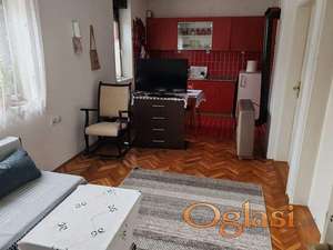 Uknjižena kuća u centru Sremske kamenice.