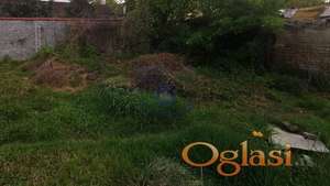 Stara prizemna kuća od 52m2 na placu pravilnog oblika od 7ari, uknjizena.