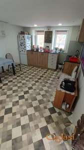 UKNJIŽENA ZIDANA KUĆA I MONTAŽNA KUĆA NA RAVN0M PLACU, KISAČ