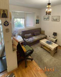 Jednosoban dvorisni stan na bulevaru, smešten u dvorištu prepunom zelenila