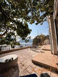 Prodaje se luksuzan trosoban stan sa dvorištem i pogledom na more – Škver, Herceg Novi