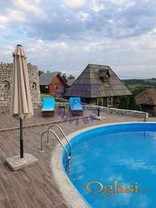 Apartmanski kompleks, koji se sastoji iz pet brvnara u potpunosti opremljenih, u Vrdniku.